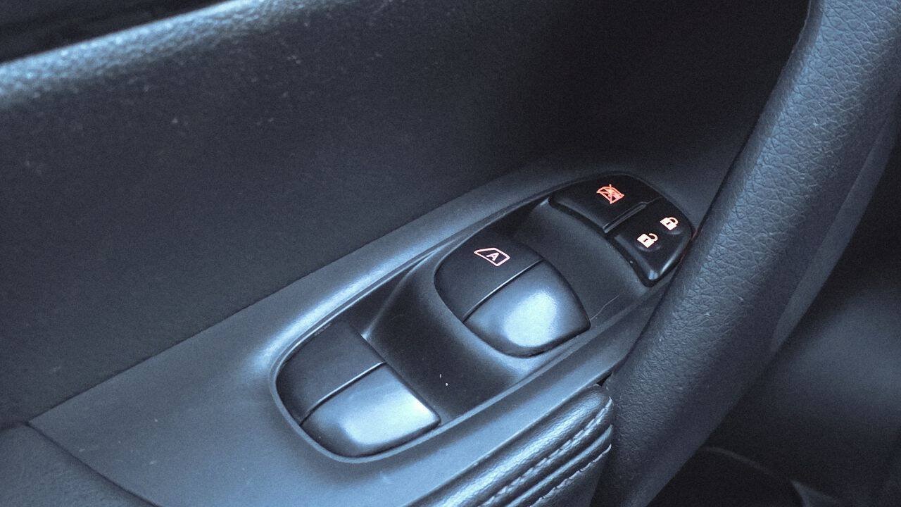Used 2017 Nissan Rogue SV AWD/4WD image 26