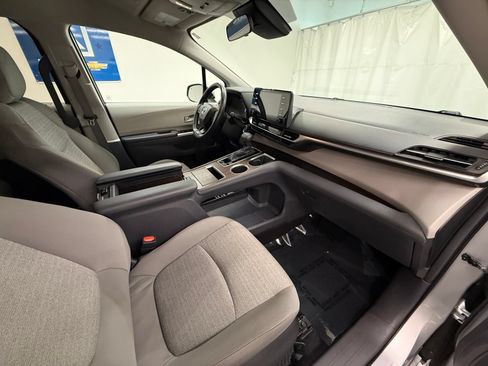 Used 2024 Toyota Sienna LE AWD/4WD image 8
