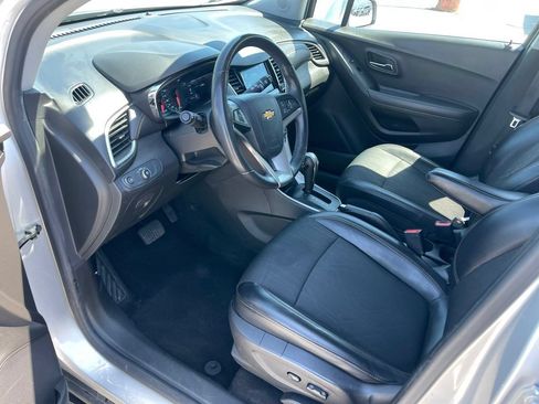 Used 2020 Chevrolet Trax LT w/ LT Convenience Package FWD image 13