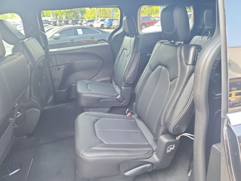 New 2026 Chrysler Pacifica Select image 14