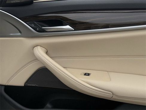 Used 2023 BMW 530e image 30