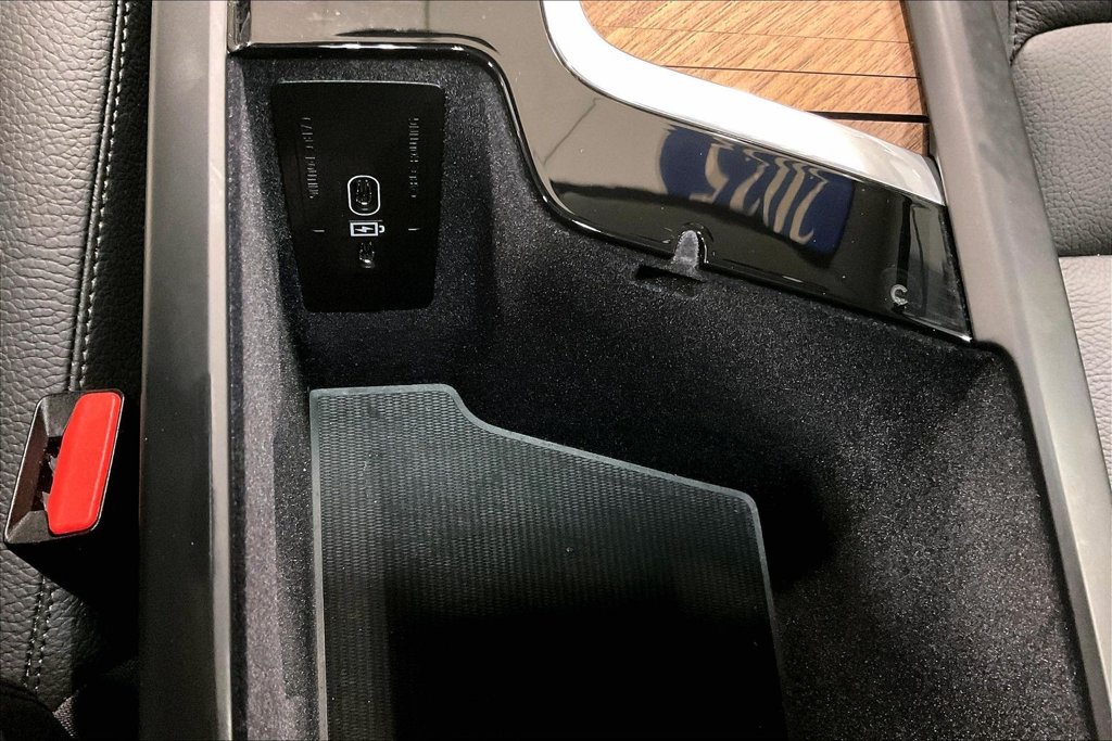 Certified 2025 Volvo XC90 B6 Plus w/ Protection Package Premier AWD/4WD image 17