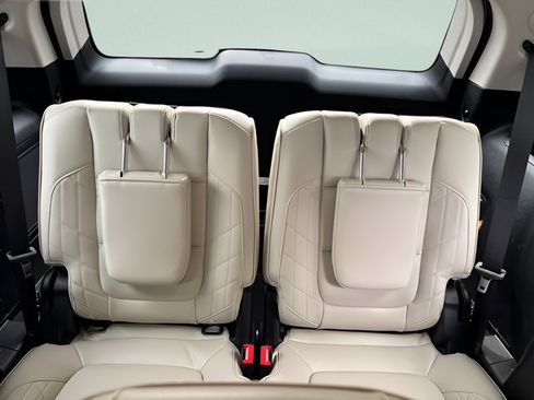Used 2018 Ford Explorer Platinum AWD/4WD image 8