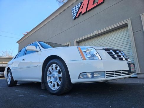 Used 2010 Cadillac DTS image 3