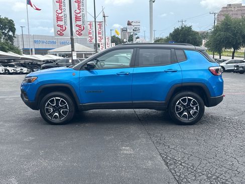 Used 2025 Jeep Compass Trailhawk AWD/4WD image 9
