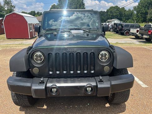 Used 2011 Jeep Wrangler Unlimited Sahara w/ Dual Top Group AWD/4WD image 5