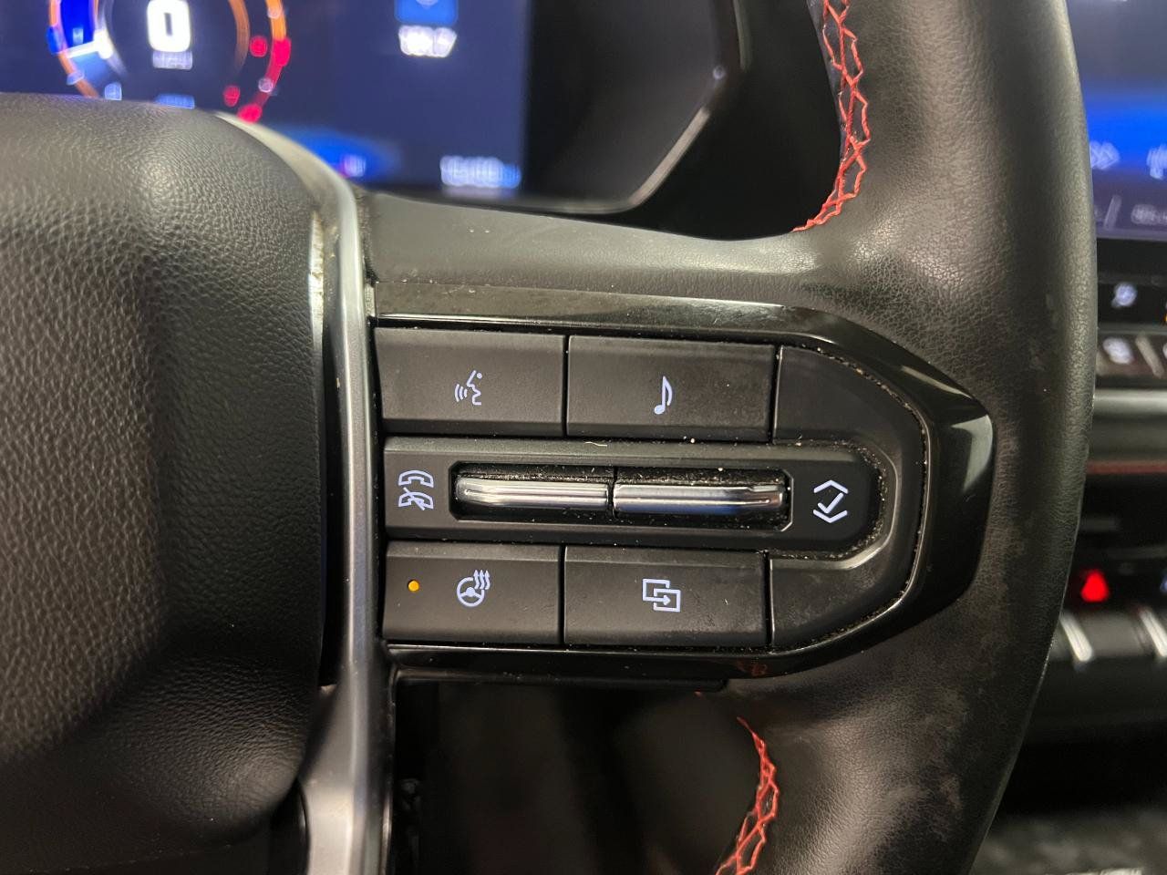Used 2025 Chevrolet Colorado Z71 w/ Technology Package AWD/4WD image 43