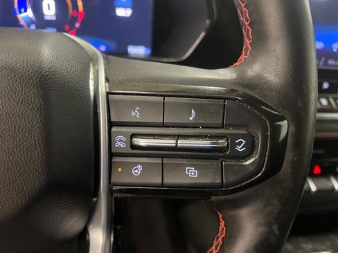 Used 2025 Chevrolet Colorado Z71 w/ Technology Package AWD/4WD image 43