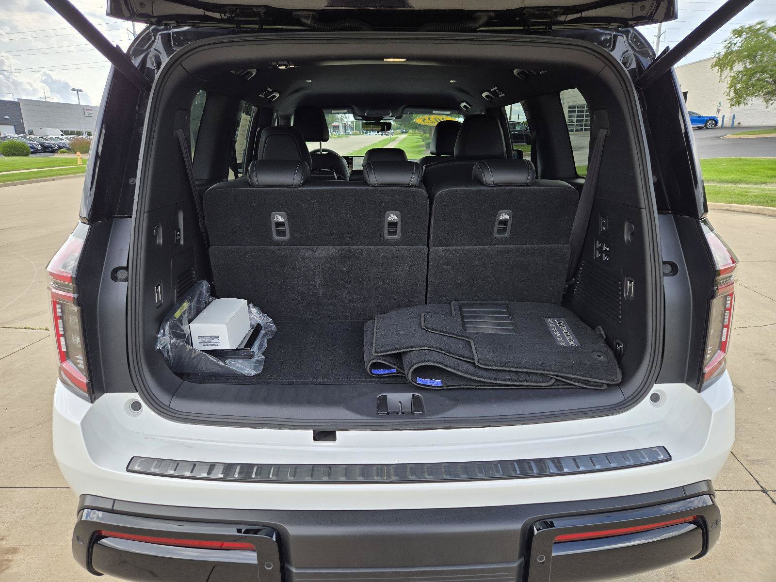 Used 2025 Nissan Armada PRO-4X AWD/4WD image 9
