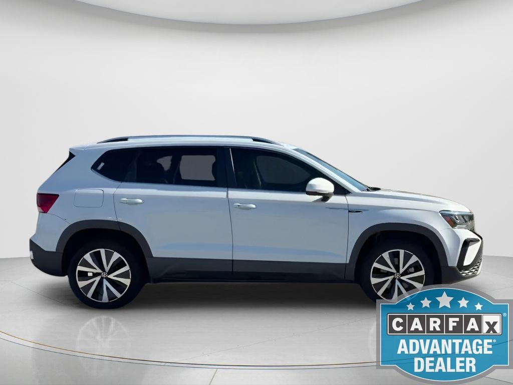 Used 2022 Volkswagen Taos SE FWD image 4