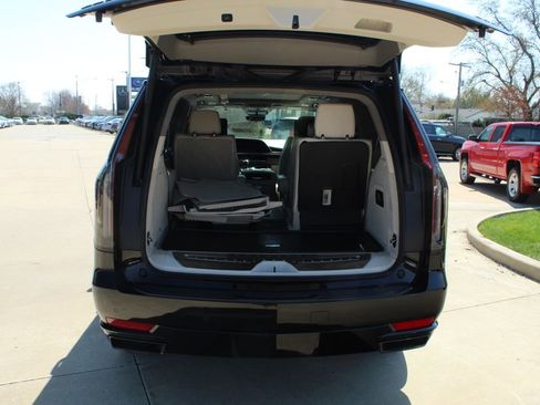 Used 2023 Cadillac Escalade Sport Platinum w/ LPO, ONYX Package image 5