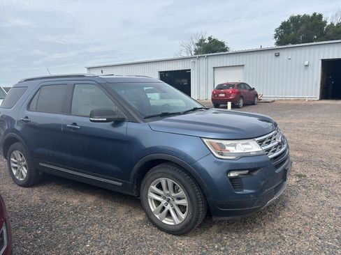 Used 2018 Ford Explorer XLT w/ Equipment Group 202A AWD/4WD image 8