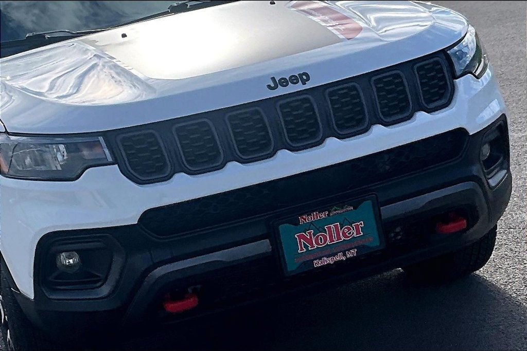 Used 2025 Jeep Compass Trailhawk AWD/4WD image 28