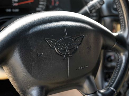 Used 2004 Chevrolet Corvette Coupe w/ Roof Package image 15