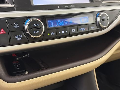 Used 2019 Toyota Highlander XLE AWD/4WD image 21