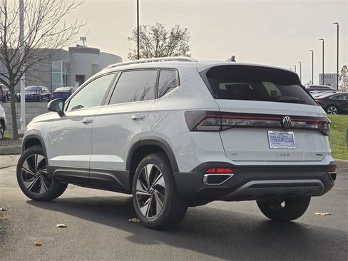 New 2026 Volkswagen Taos SE image 9