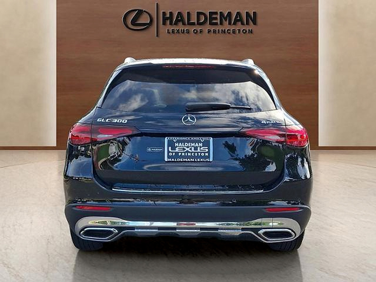 Used 2023 Mercedes-Benz GLC 300 4MATIC image 5