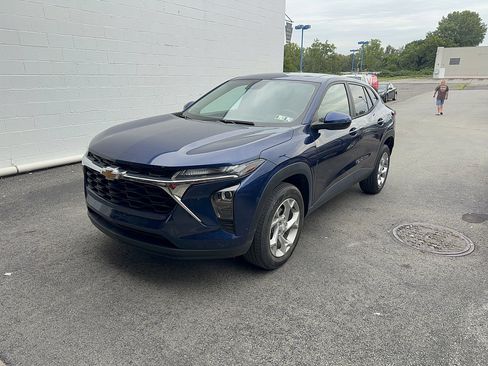 Used 2024 Chevrolet Trax LS w/ LS Convenience Package FWD image 1