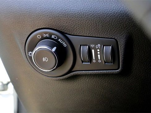 Used 2025 Jeep Compass Latitude image 19