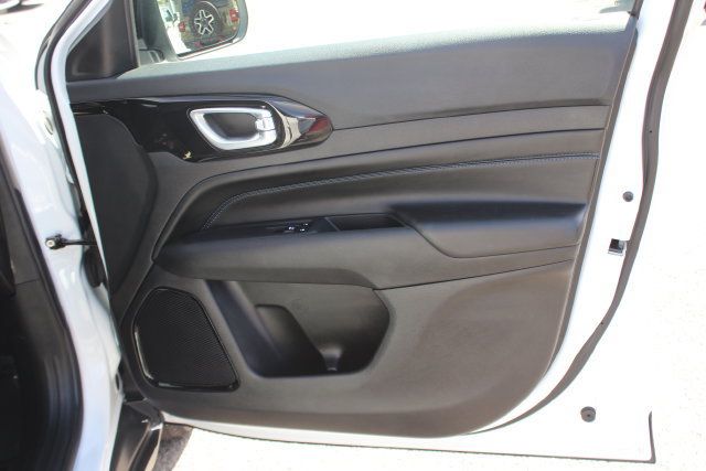 Used 2025 Jeep Compass Latitude w/ Convenience Group AWD/4WD image 30