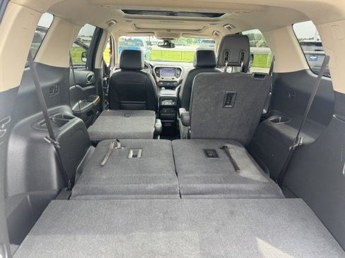 Used 2018 GMC Acadia Denali w/ Technology Package AWD/4WD image 32