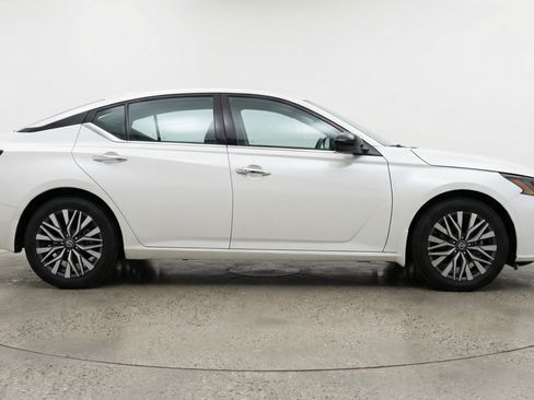 Used 2025 Nissan Altima 2.5 SV image 11