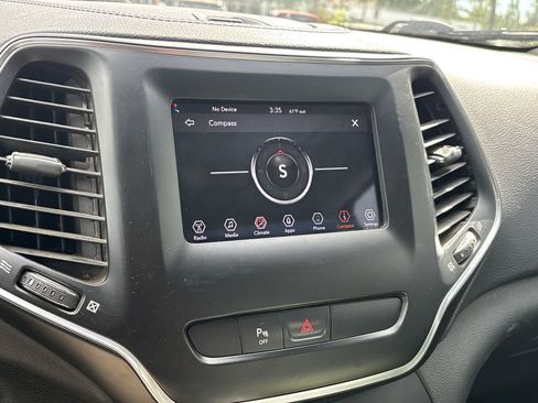 Used 2019 Jeep Cherokee Latitude Plus AWD/4WD image 17