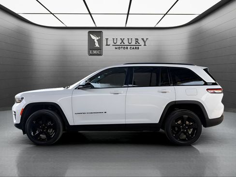 Used 2023 Jeep Grand Cherokee Altitude AWD/4WD image 5