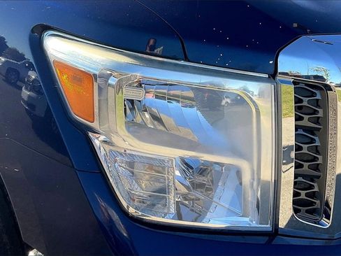 Used 2018 Nissan Titan SV image 27