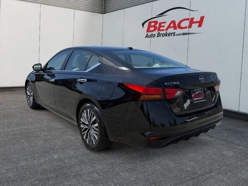 Used 2025 Nissan Altima 2.5 SV FWD image 11