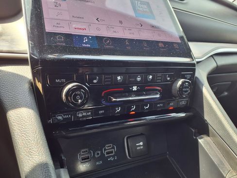 Used 2025 Jeep Grand Cherokee Limited w/ Luxury Tech Group II RWD image 6