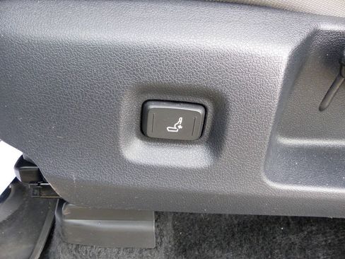Used 2025 Toyota Tacoma SR5 AWD/4WD image 27