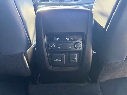 Used 2022 Buick Enclave Premium image 11
