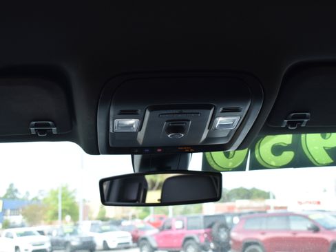 Used 2021 GMC Yukon XL SLT AWD/4WD image 32