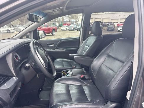Used 2017 Toyota Sienna SE image 9