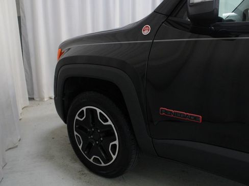 Used 2016 Jeep Renegade Trailhawk w/ Premium Trailhawk Package AWD/4WD image 28