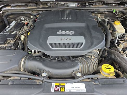 Used 2016 Jeep Wrangler Unlimited Sahara w/ Max Tow Package AWD/4WD image 6
