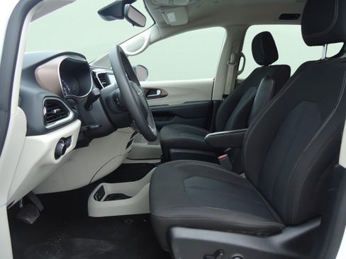 Used 2023 Chrysler Voyager LX FWD image 26