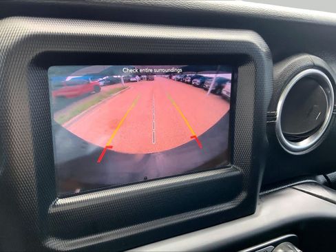 Used 2018 Jeep Wrangler Unlimited Sahara AWD/4WD image 27