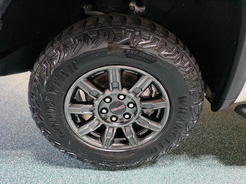 Used 2024 GMC Sierra 1500 AT4X AWD/4WD image 10