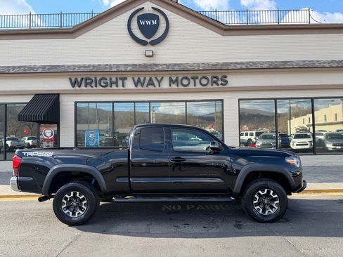 Used 2019 Toyota Tacoma TRD Off-Road image 2