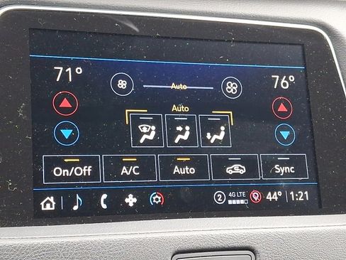 Used 2021 Cadillac XT4 Premium Luxury w/ Cold Weather Package image 17