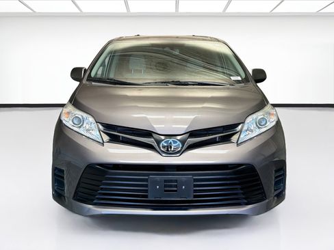 Used 2020 Toyota Sienna LE w/ Carpet Mat Package FWD image 2