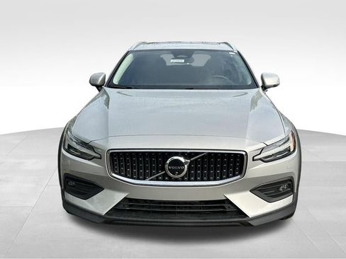 Used 2025 Volvo V60 B5 Cross Country Plus AWD/4WD image 3