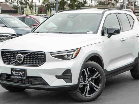 New 2026 Volvo XC40 B4 Core image 1