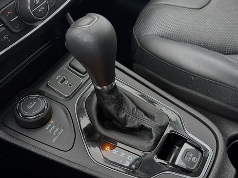 Used 2019 Jeep Cherokee Overland w/ Technology Group AWD/4WD image 17