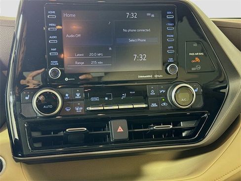 Used 2021 Toyota Highlander XLE image 22