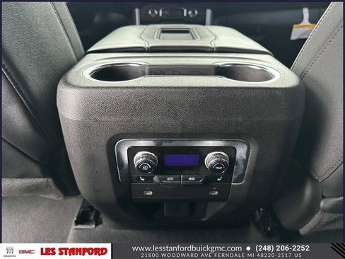 Used 2024 GMC Yukon SLT w/ SLT Premium Package image 16