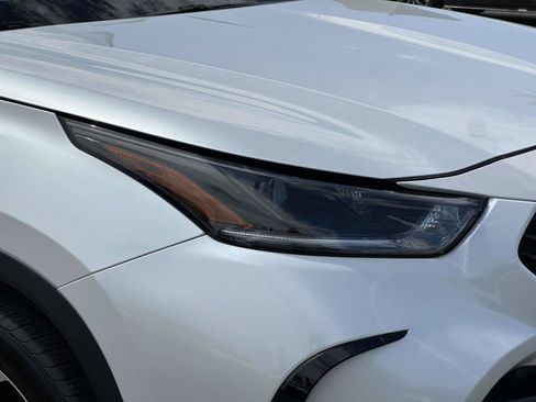 Used 2022 Toyota Highlander XSE FWD image 9