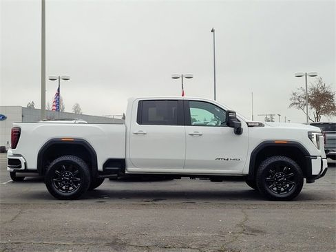 Used 2025 GMC Sierra 2500 AT4 image 5
